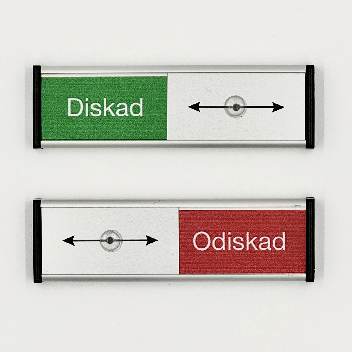 Aluminiumskylt som visar Diskad eller Odiskad, m.fl.