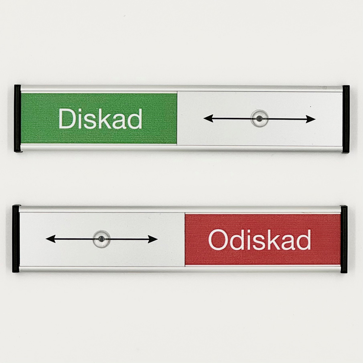 Aluminiumskylt som visar Diskad eller Odiskad, m.fl.