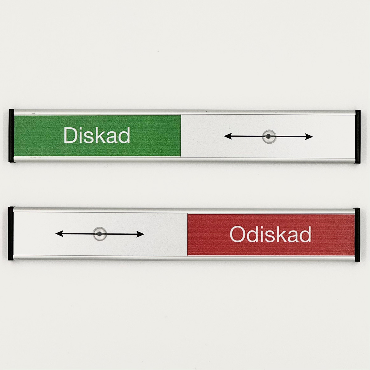 Aluminiumskylt som visar Diskad eller Odiskad, m.fl.