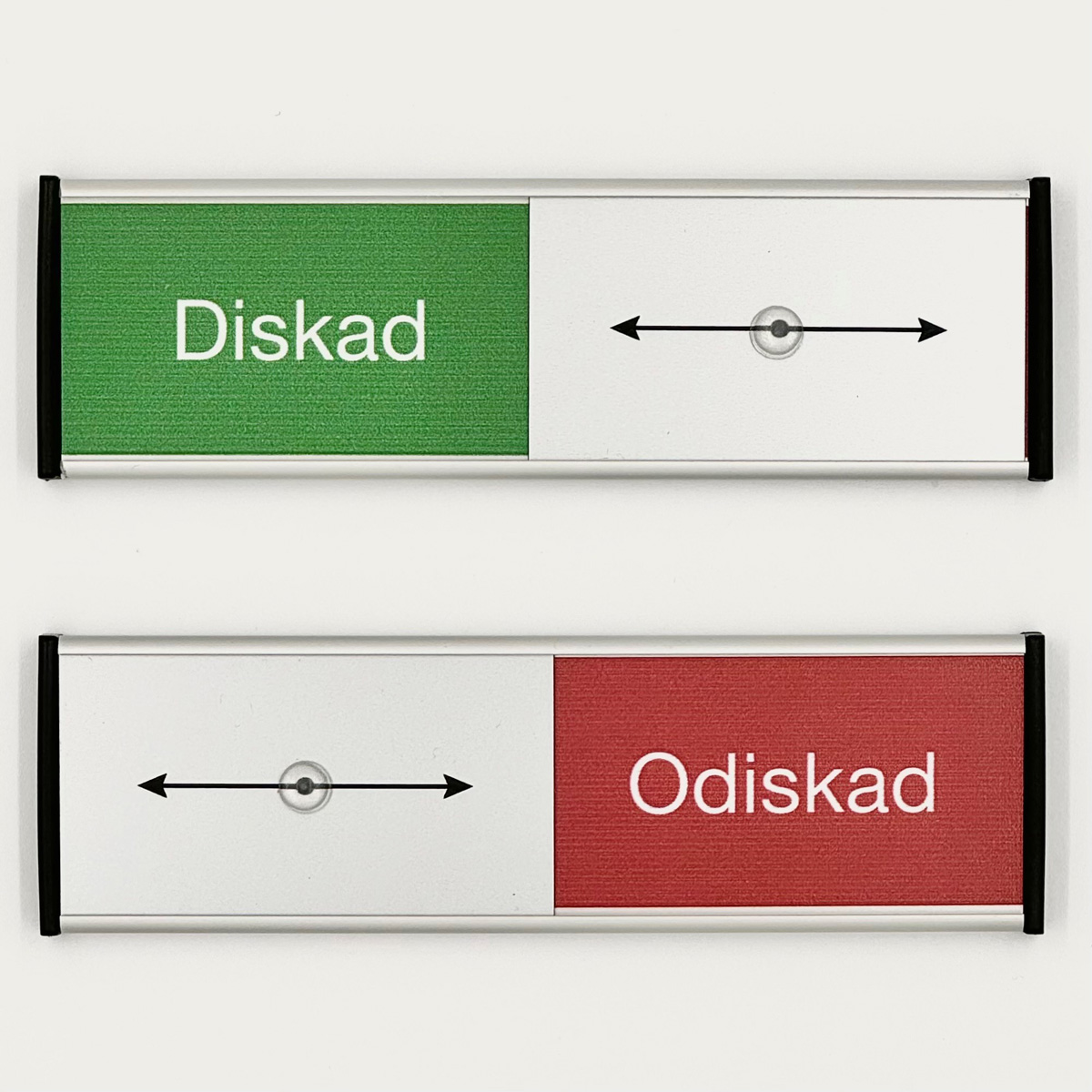 Aluminiumskylt som visar Diskad eller Odiskad, m.fl.